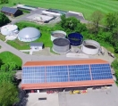 Luftaufnahme Photovoltaikanlage auf Dach und Biogasanlage