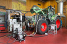 Ein rapsölbetriebener Traktor Fendt Vario 724 wird am Traktorenprüfstand des Technologie- und Förderzentrums untersucht.