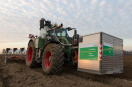 Traktor im Feld mit Emissions-Messsystem (PEMS)