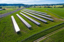 Agri-PV-Anlage auf grünem Ackerland (Mais) 